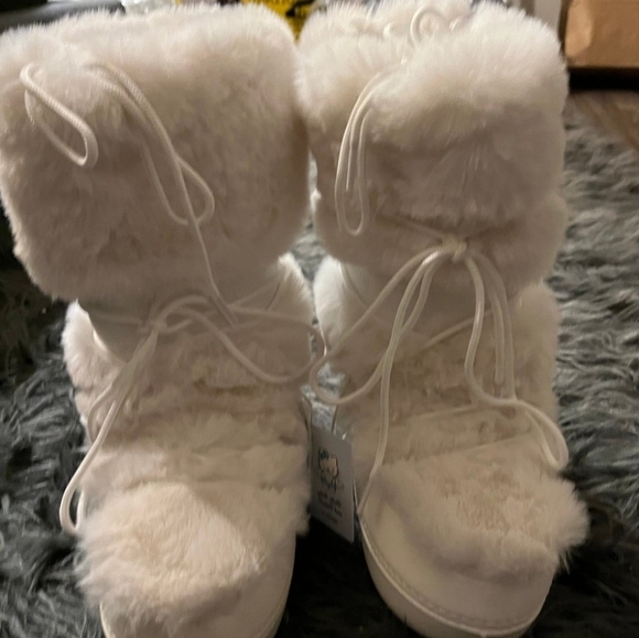 Hello Kitty faux fur moon boots. New - Picture 4 of 8
